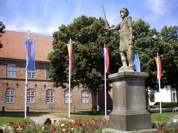 Roland vor dem Schloss-Torhaus
