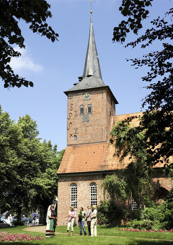 Stadtf&uuml;hrung vor der Maria-Magdalenen-Kirche