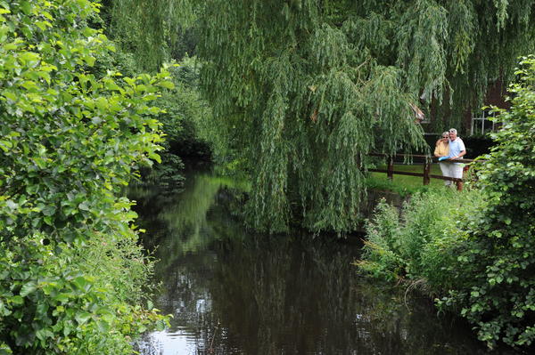 Paar am gr&uuml;nen Ufer