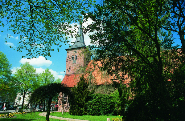 Kirche seitlich mit grnen Bumen